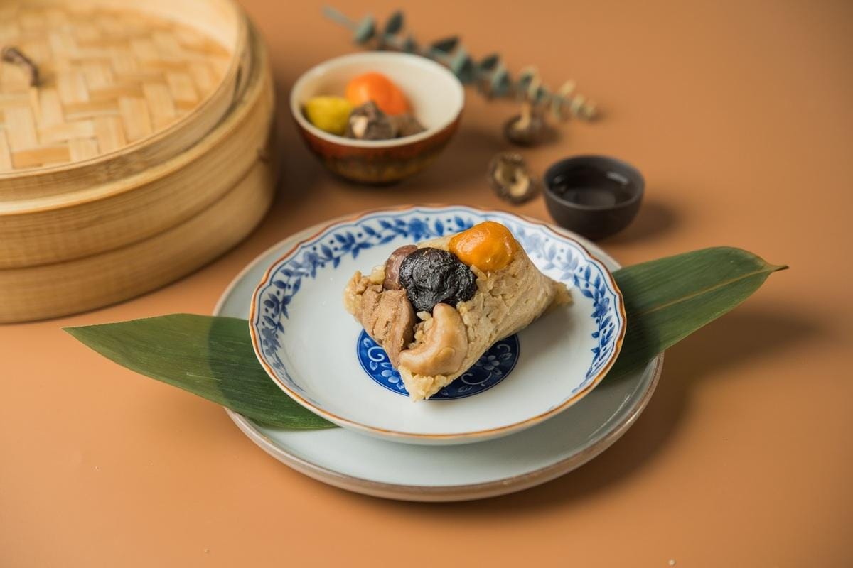膳馨餐飲集團今年首度推出創新口味麻油鴨肉粽。 圖：膳馨餐飲集團/提供