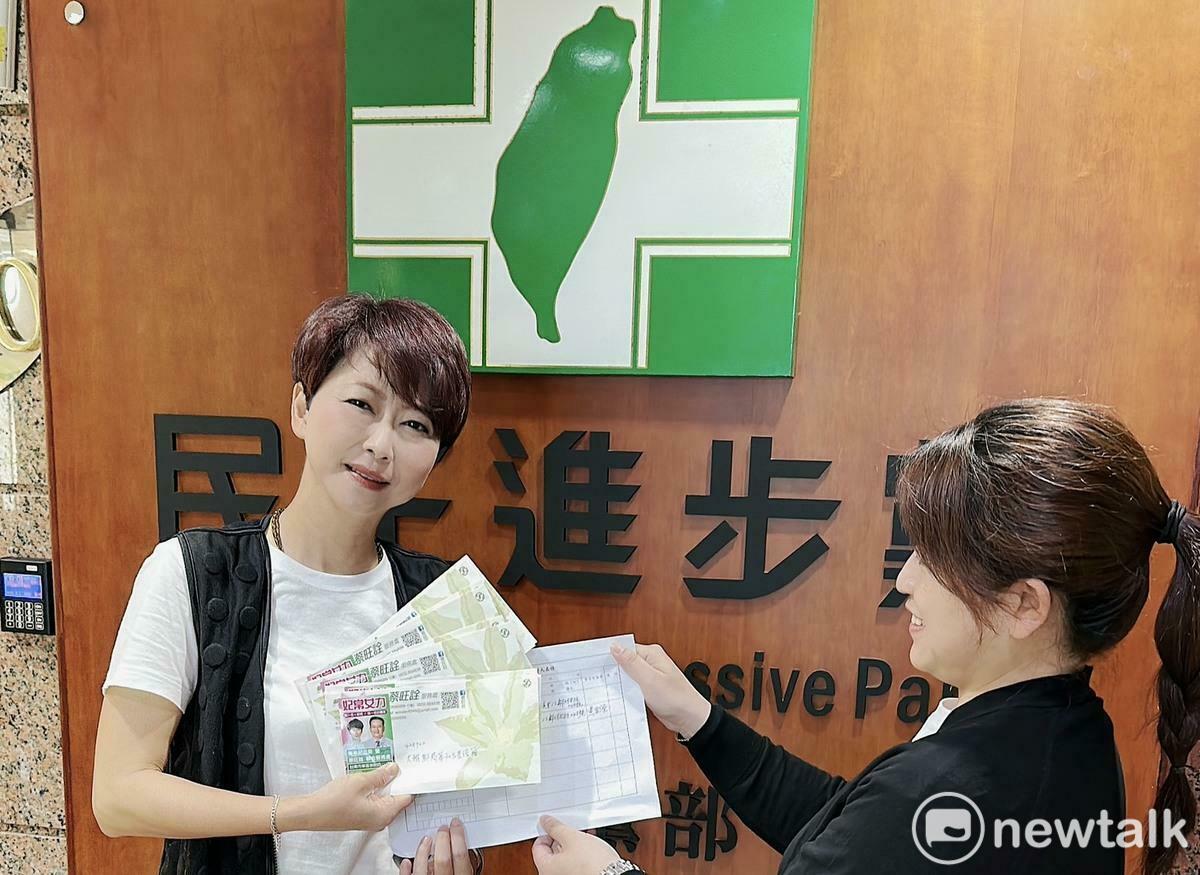 陳亭妃表示，自己每天都會彙整全台各地湧入的連署書，並固定每週親自將這些來自基層民意的聲音，送達民進黨中央黨部。「每一筆簽名，對我來說都是沉甸甸的責任，我不敢鬆懈，也不會缺席！這不是為了個人或政黨，而是為了整個台灣的未來。」 圖：陳亭妃服務處提供