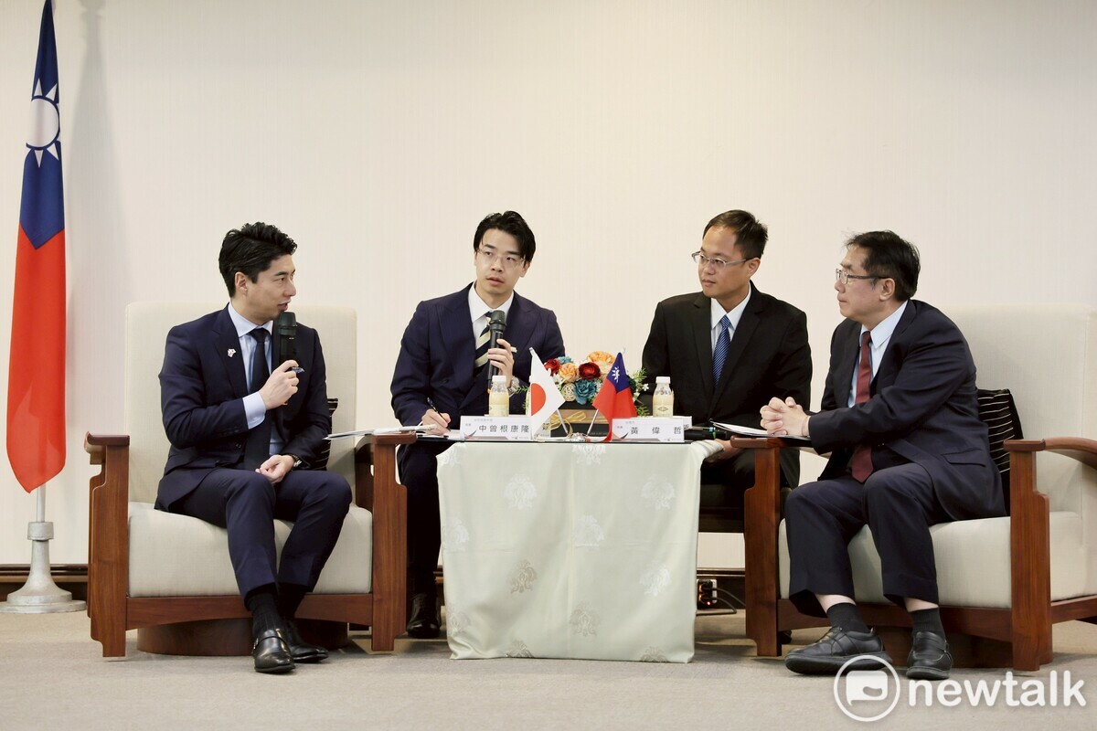 日本自民黨青年局長中曾根康隆眾議員率局長代理兼國際部長平沼正二郎眾議員、局長代理神谷政幸參議員、國際副部長根本拓眾議員、國際副部長福田Kaoru眾議員等貴賓拜會台南市長黃偉哲，雙方就台日交流議題當面討論。 圖：台南市政府提供