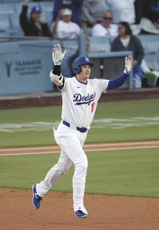 大谷翔平擊出全壘打後開心繞壘。（共同社）