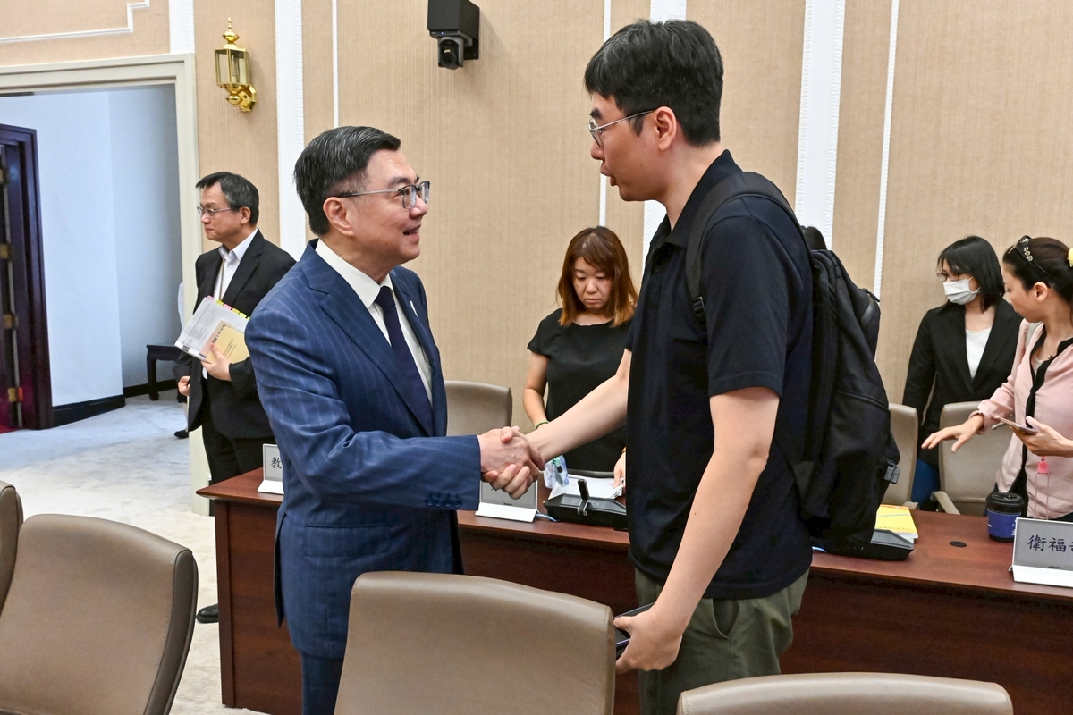 行政院長卓榮泰30日主持「行政院性別平等會第32次委員會議」，和與會人員握手致意。 圖：行政院提供