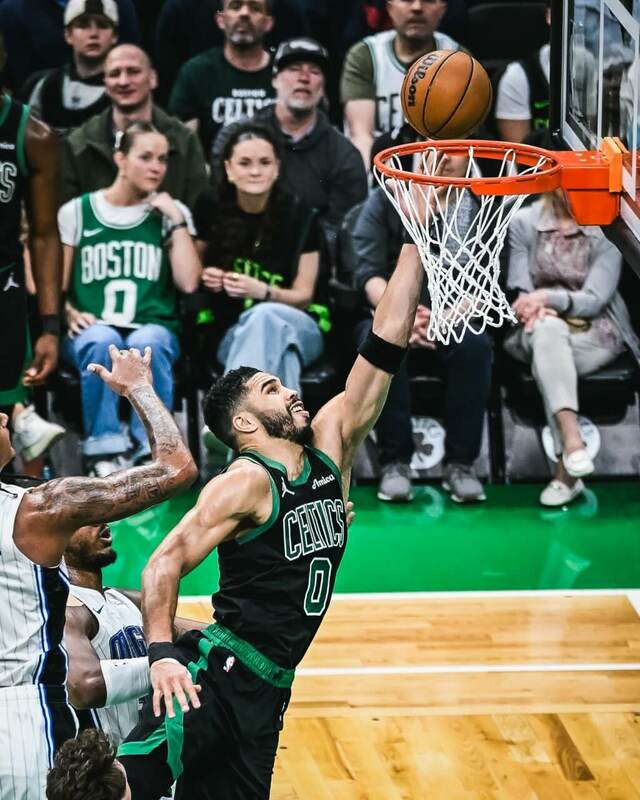 美國職籃NBA衛冕軍波士頓塞爾蒂克30日在球星塔特姆（中）連3戰轟破35分帶領下，以120比89痛宰奧蘭多魔術。（圖取自x.com/celtics）