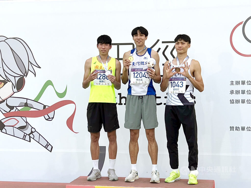 台灣體育運動大學傅兆玄（中）30日出戰114年全國大專校院運動會公開男生組田徑跳高決賽，以2公尺26摘下金牌。左為國立體育大學張騰仁、右為虎尾科技大學葉柏廷。中央社記者黃巧雯攝  114年4月30日