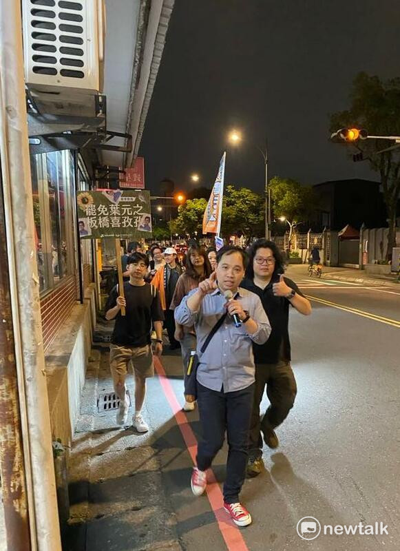 宣講隊伍向板橋鄉親揭露葉元之在立法院的失格言行，呼籲板橋選民一同罷免濫權立委。 圖：林冠妙／攝