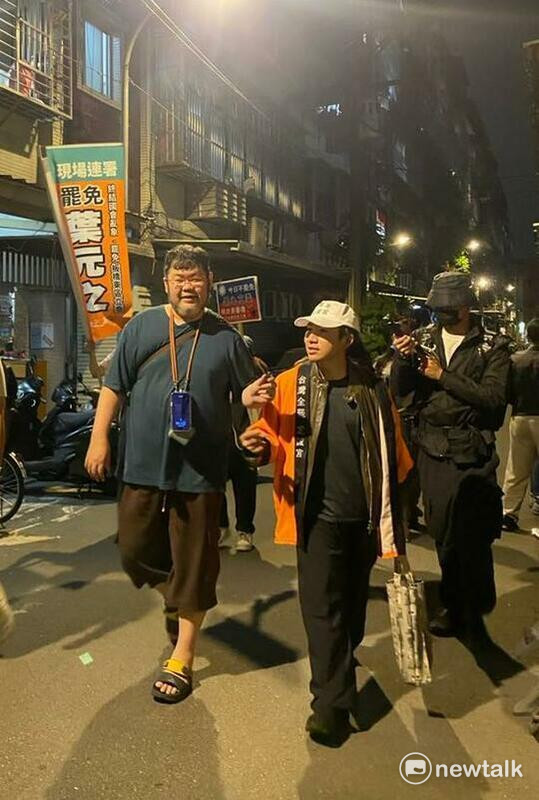 「板橋大刪元」領銜人史書華（中）、四叉貓（左）也到場，並開直播。 圖：林冠妙／攝