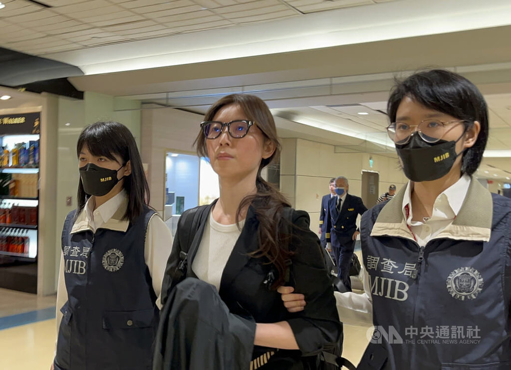 網紅貴婦奈奈（本名蘇陳端）（前中）涉嫌詐欺，潛逃到加拿大遭通緝，她1日搭機抵台，面對媒體提問全程不發一語，離開機場後即坐上調查局車輛離開。中央社記者葉臻攝 114年5月1日