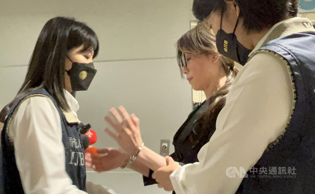 網紅貴婦奈奈（本名蘇陳端）（右2）涉嫌詐欺，潛逃到加拿大遭通緝，她1日清晨搭機抵台，由調查局人員戒護上銬，解送至台北地檢署歸案。中央社記者葉臻攝 114年5月1日