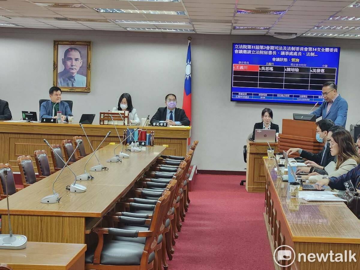 司法及法制委員會安排「防止立法院成為國安破口，避免共諜滲透、機敏資訊洩漏等國安事件之防制措施」進行專題報告，僅有兩位立委到場，並沒有任何人到場備詢，王義川仍堅持上台對空氣質詢。 圖：黃建豪/攝