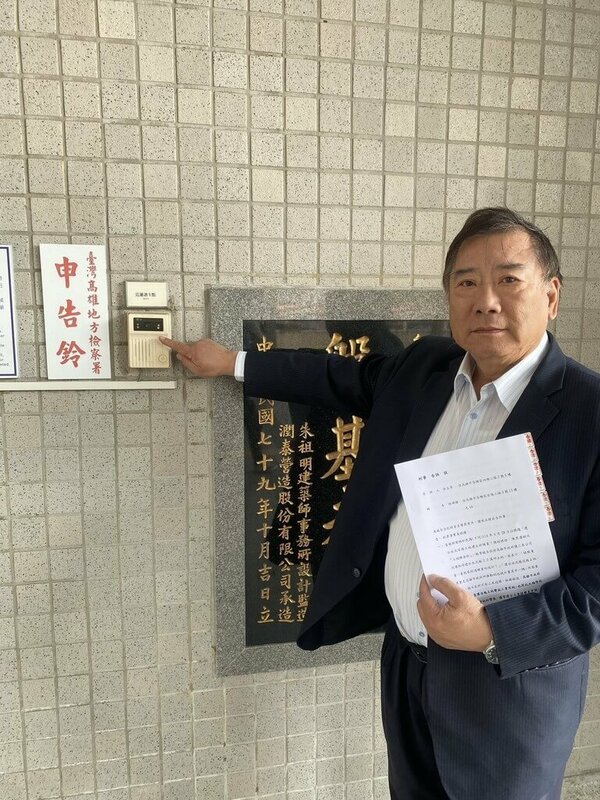林姓男子近日在媒體刊登廣告，指控高雄市政府協助業者低價購取土地等內容，對此，高雄市政府都市發展局長吳文彥（圖）駁斥林男說法，1日上午與委任律師到高雄地方法院向林男提出告訴。（高雄市政府都市發展局提供）中央社記者張已亷傳真  114年5月1日