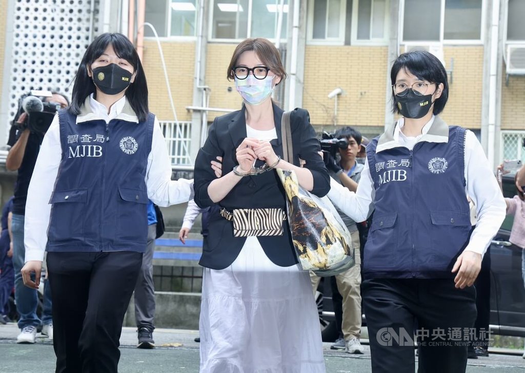 網紅貴婦奈奈（本名蘇陳端）（前中）涉嫌詐欺，1日清晨在法務部調查局人員陪同下搭機返台，下午解送台北地檢署複訊，過程中貴婦奈奈未回應媒體提問。中央社記者張皓安攝  114年5月1日