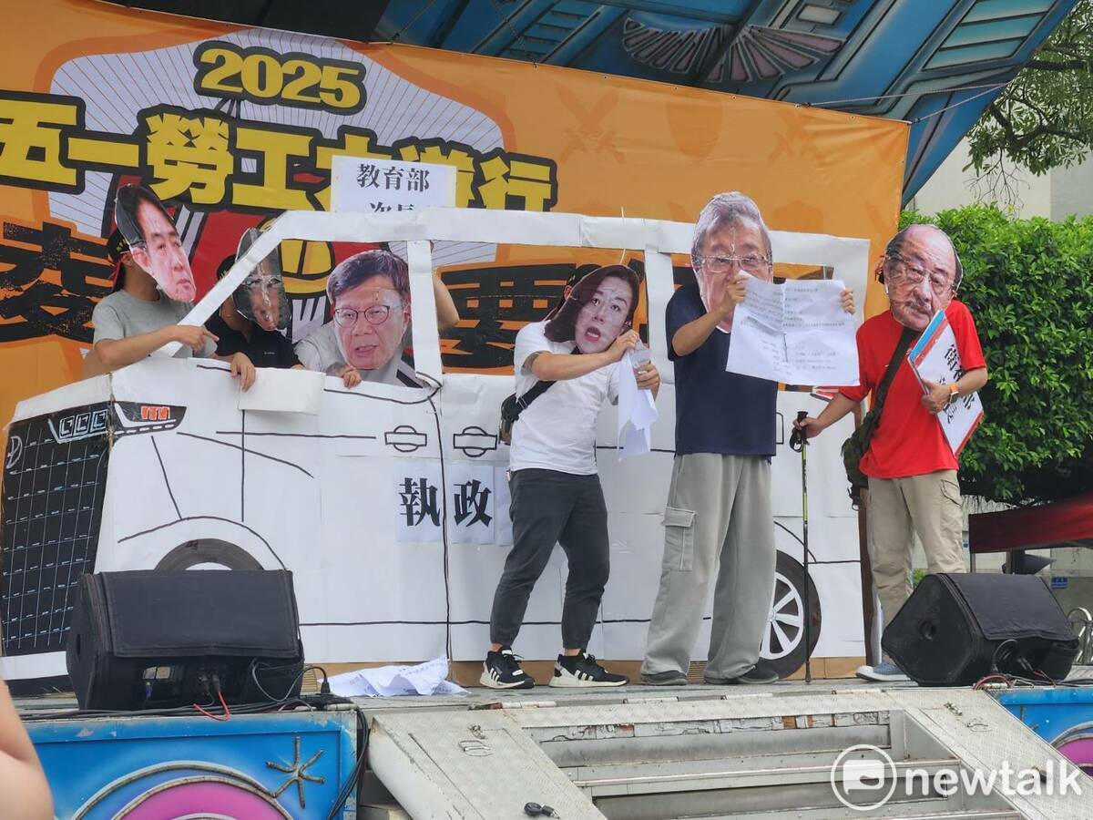 行動劇，讓扮演官員的表演者撕毀擔任立委期間的提案。 圖：黃建豪/攝