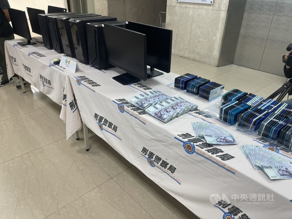 刑事局1日召開記者會指出，孫姓女子將詐騙洗錢水房設在高雄，以人頭帳戶協助海外賭博網出款等，並配合詐騙集團洗錢，刑事局與泰國警方交換情資後合作追緝，台警共逮23人送辦，並查扣多項贓證物。中央社記者劉建邦攝  114年5月1日