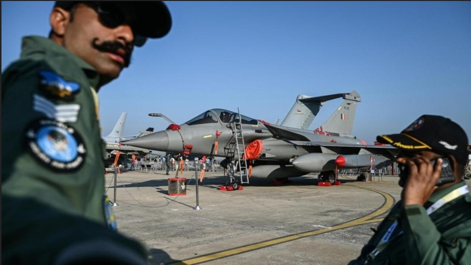 近期有消息稱，印度空軍的 4 架陣風戰機於當地時間 30 日清晨，在喀什米爾地區上空與 2 架巴基斯坦空軍對峙。有中國軍事專家認為，「逼退」印軍陣風戰機的，很可能是巴基斯坦空軍的殲-10C 。圖為陣風戰機。 圖：翻攝自 騰訊網 第一軍情