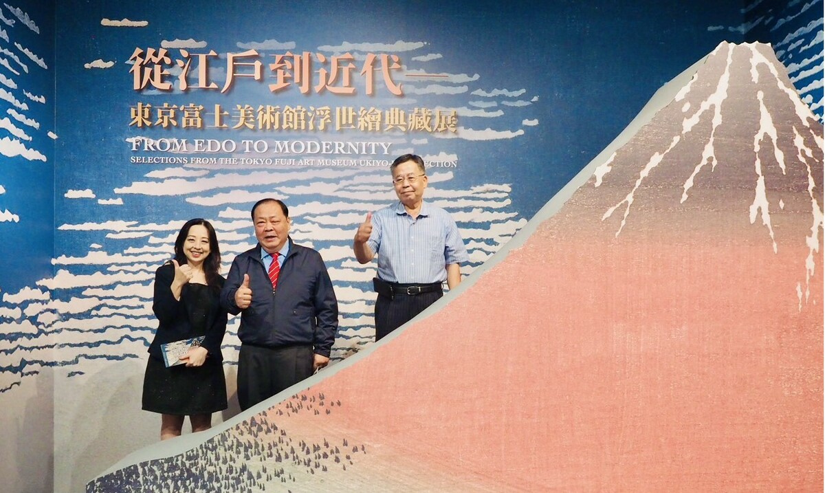 陳光復(中)在創價美術館館長呂慧甄(左)陪同下觀賞「浮世繪典藏展」。 圖：創價美術館/提供