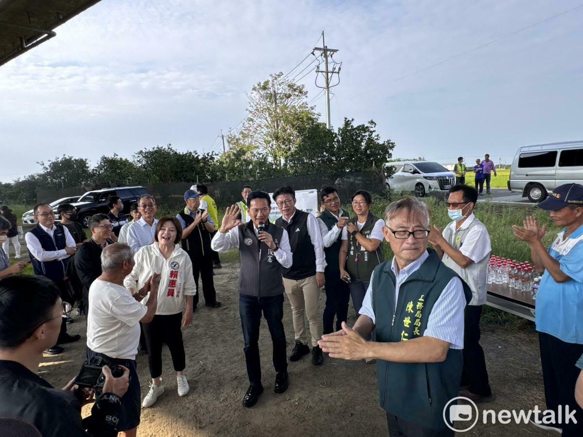 台84線下平面道路，在台19甲線麻豆路段至國道下營系統交流道間因有西寮遺址導致工程無法連續，成為台1線與台61線間唯一的斷點。立委林俊憲邀相關單位現勘，向中央爭取約4億元經費，打通台84線高架橋下的車道工程。 圖：林俊憲服務處提供