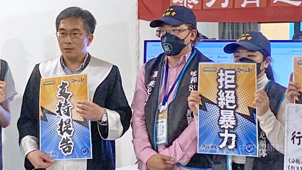 新北市「雙和罷免團隊」成員Kevin（左2）1日下午與律師王誠之（左）等人在板橋區舉行記者會，指出近日民眾鬧事頻率增加，為維護罷團志工安全，已前往新北地檢署按鈴申告，嚴正譴責暴力與騷擾行為。中央社記者黃旭昇新北市攝  114年5月1日