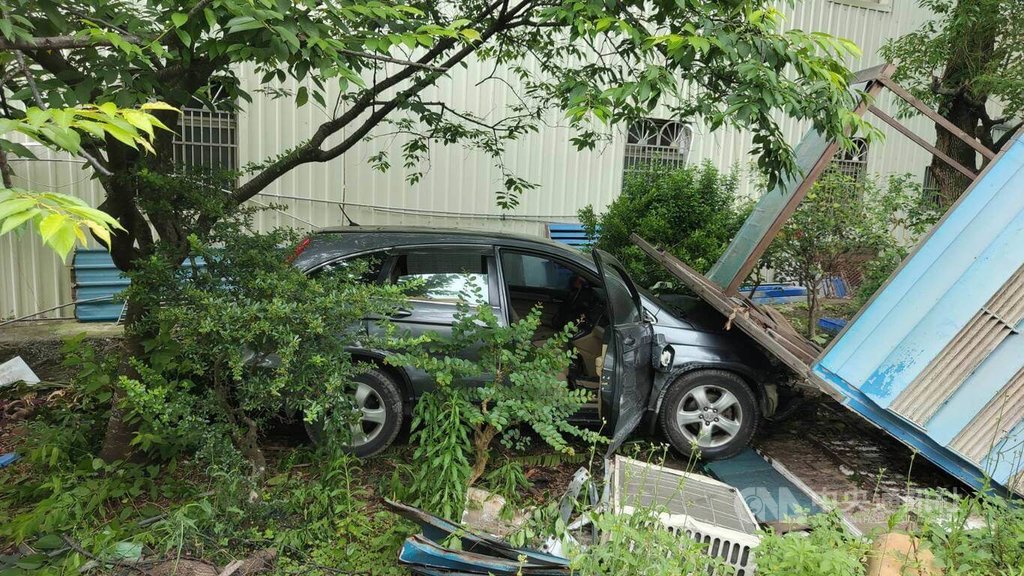 桃園市八德區一輛汽車1日不明原因跨越行車分向線、撞上2輛機車，造成其中一名機車騎士死亡，隨後汽車衝進路邊草叢內，車內僅剩一名越籍男子，已被帶至移民署確認真實身分，車內其他人員行蹤持續追查中。（翻攝照片）中央社記者葉臻傳真  114年5月1日