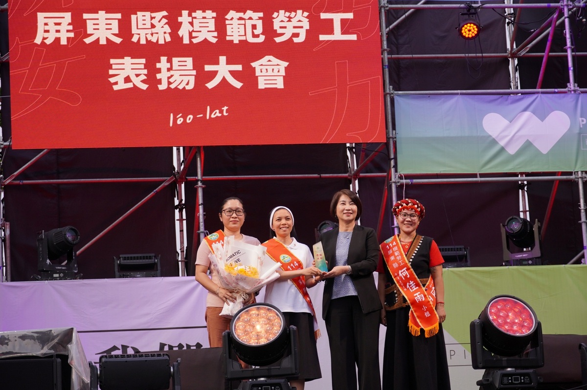 周春米(右二)親自到場頒發模範勞工。 圖：屏東縣政府/提供