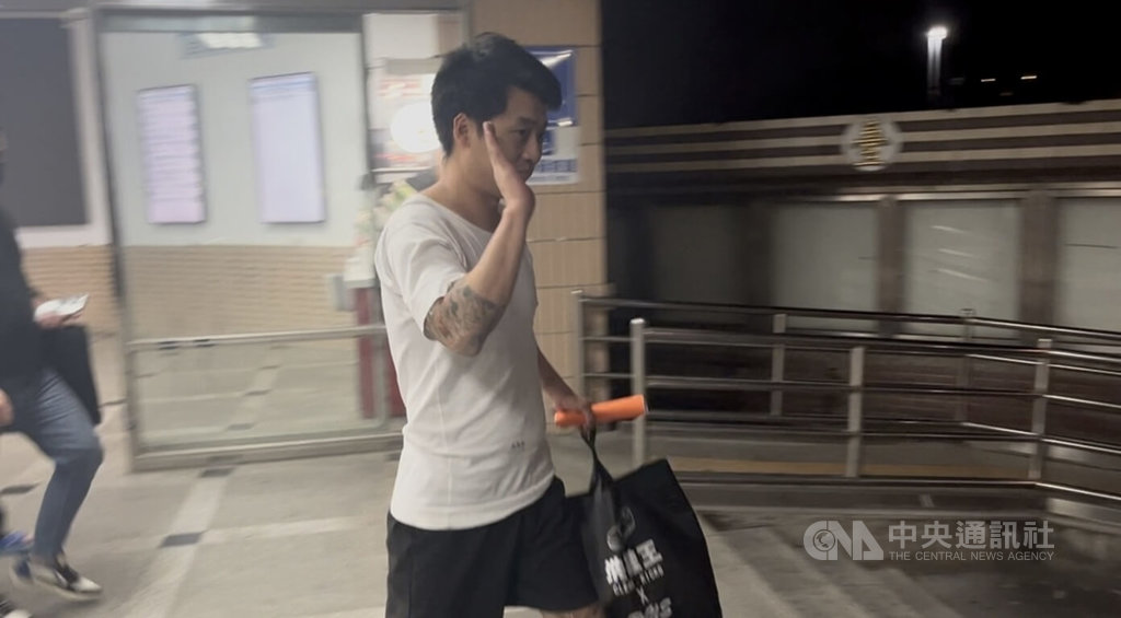 藝人王大陸涉因女友遭詐騙，透過四海幫海鷹堂主陳姓男子（中）查個資討債。案經新北地檢署偵結起訴，法官1日裁定陳男以新台幣100萬元交保，限制出境、出海。圖為陳男辦理交保手續後步出法院。中央社記者趙敏雅攝  114年5月1日