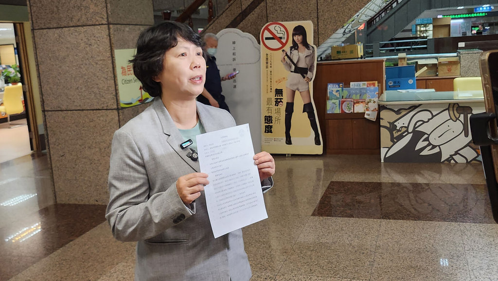 推動罷免民進黨籍基隆市議員鄭文婷（圖）團隊涉偽造文書，鄭文婷案領銜人紀文荃遭收押。鄭文婷1日向法院聲請「定暫時狀態處分」，盼暫停正在進行罷免她的程序，待刑案偵查有結果後再續行。（鄭文婷提供）