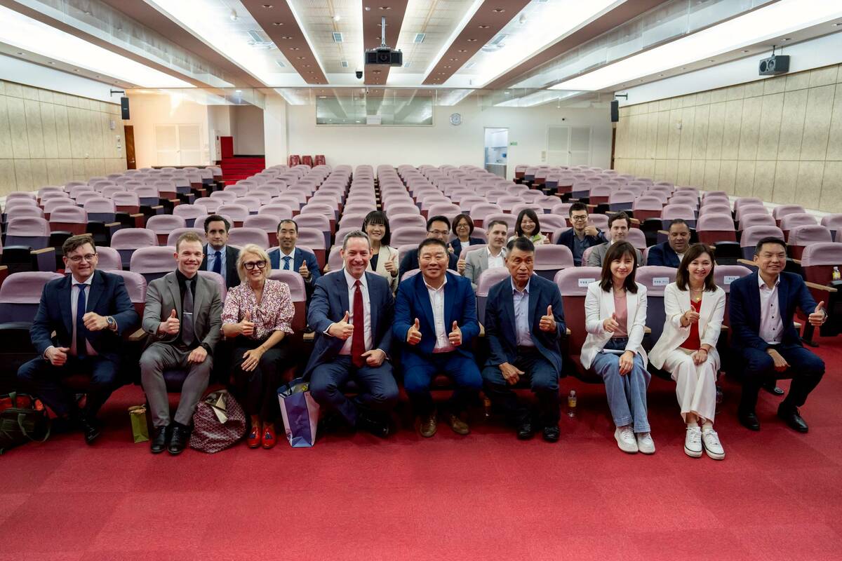 全球安全聯盟訪團，拜會高雄市議會，與民進黨團就國防安全、外交合作與民主韌性等議題進行深入交流。 圖：高雄市議會民進黨團/提供