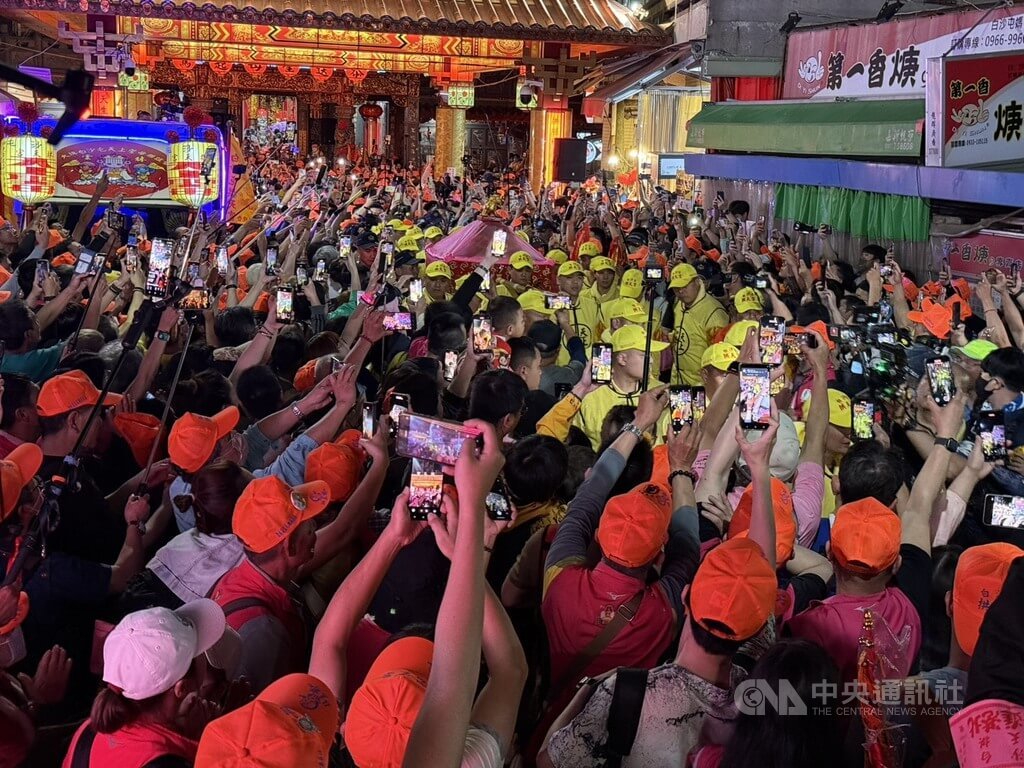 苗栗縣通霄鎮白沙屯拱天宮媽祖徒步往雲林朝天宮進香之旅，2日凌晨起駕出發，今年報名人數高達近33萬人，數十萬香燈腳擠爆白沙屯，緊跟「粉紅超跑」乘著夜色出發。 圖：中央社提供