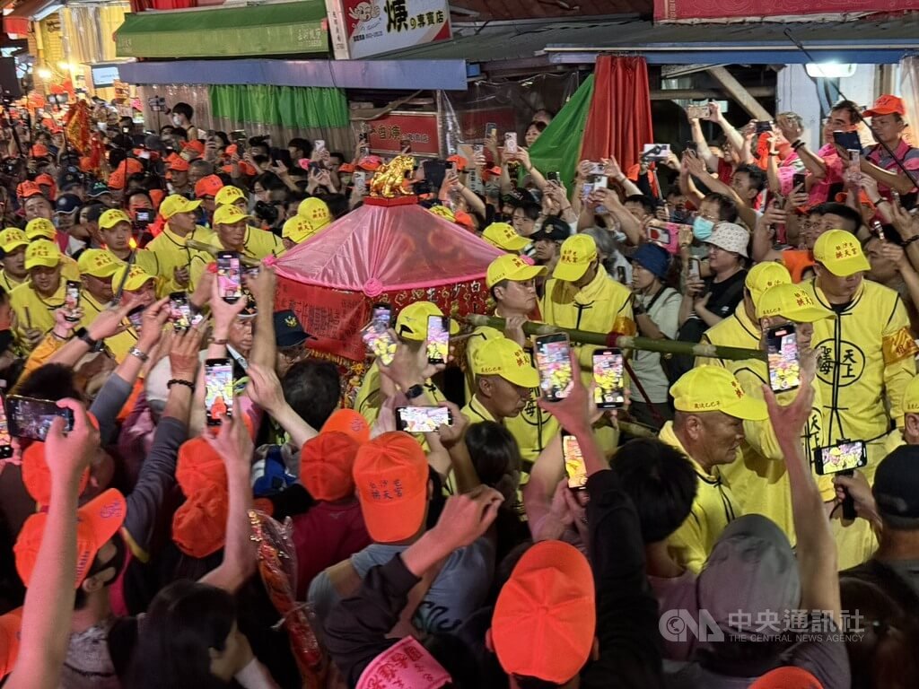 苗栗縣通霄鎮白沙屯拱天宮媽祖徒步往雲林朝天宮進香之旅，2日凌晨起駕出發，今年報名人數高達近33萬人，數十萬香燈腳擠爆白沙屯，緊跟「粉紅超跑」乘著夜色出發。 圖：中央社提供