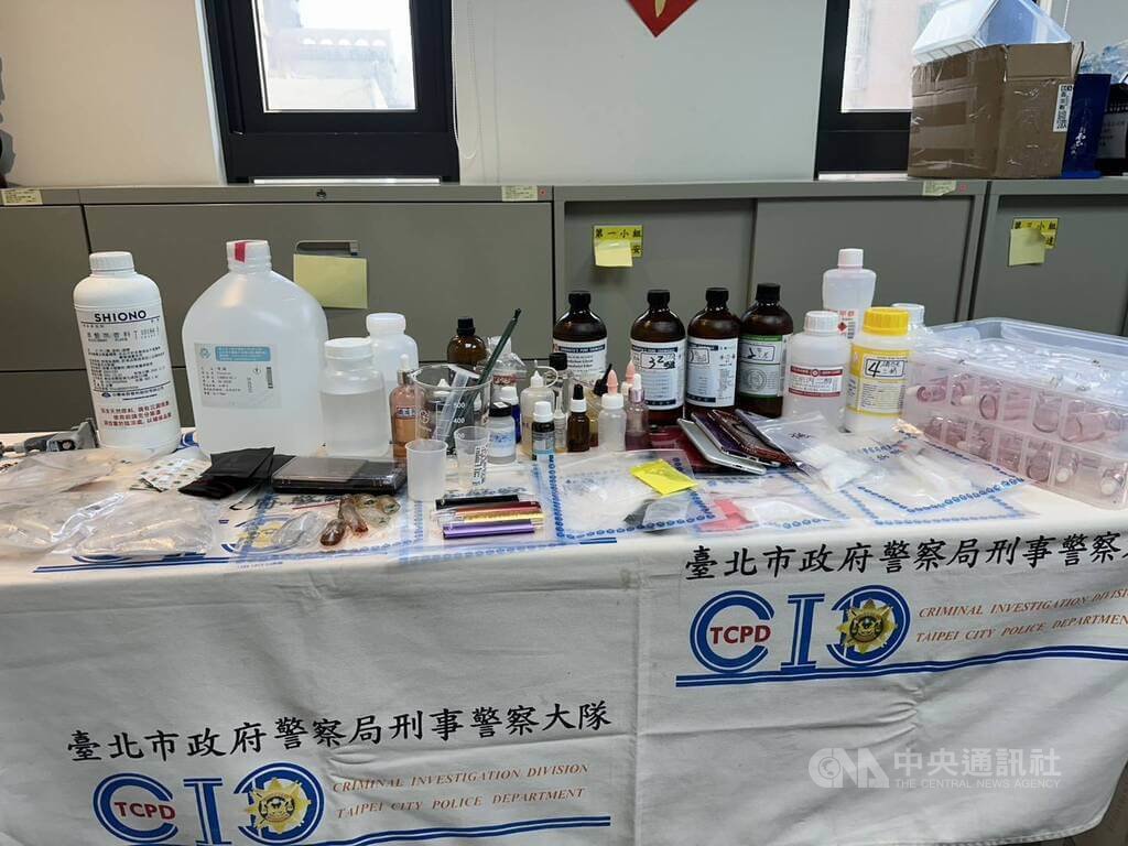 曾因販毒遭逮的陳姓男子申請保外就醫期間卻販售喪屍煙彈，並將租屋處當製毒處所，台北市刑警大隊循線逮人，搜出大批喪屍煙彈油品、化學原料等物。（翻攝照片）中央社記者劉建邦傳真  114年5月2日