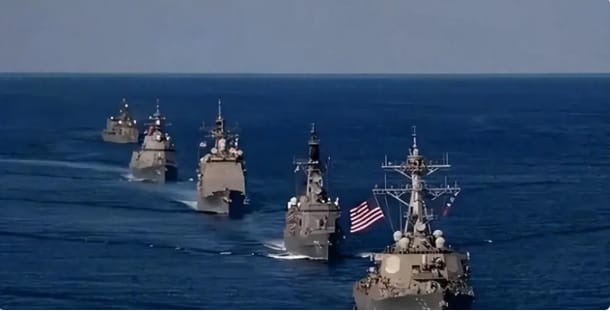 近期有美國智庫發布文章稱，美軍開始加強對第一、第二島鏈的軍事部署，準備應對可能在 2026 年爆發的台海衝突。圖為美軍艦隊。 圖：翻攝自 騰訊網 地球村的故事