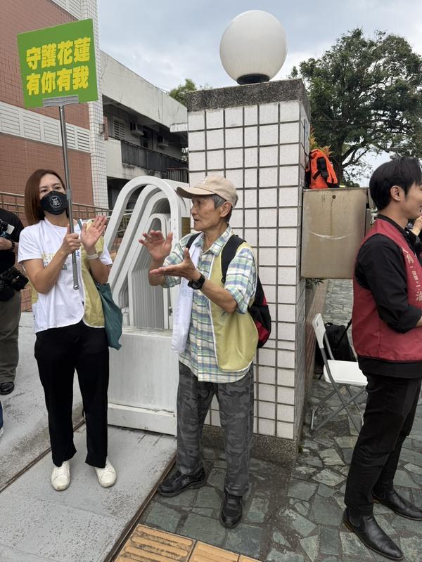 「葉霸」老師表示，期待花蓮人下一階段把花蓮討回來，也希望司法單位把傅崐萁從花蓮挖走的每一塊錢都討回來。 圖：呂子豪提供