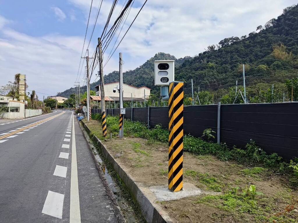 省道台3丙線連接南投縣竹山鎮與集集鎮，也是竹山紫南宮聯外道路之一，由於車輛行經此路段易超速，警方在台3丙線4.7公里處設置固定式測速照相桿，目前為宣導期，7月1日起正式執法。（警方提供）中央社記者蕭博陽南投縣傳真  114年5月2日