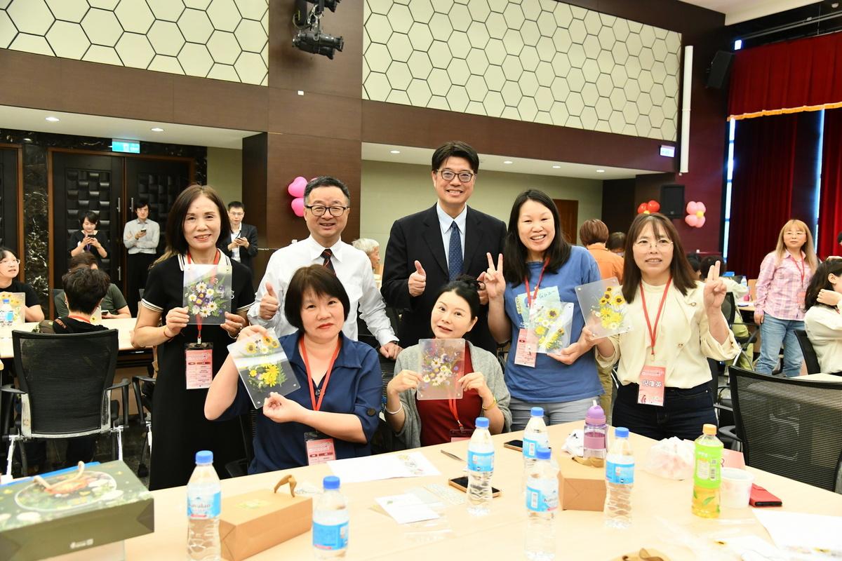 大陸委員會及海峽交流基金會今（2日）合辦年度例行的母親節陸配關懷活動，圖為陸委會主委邱垂正、海基會秘書長羅文嘉與到場陸配合影。 圖：陸委會提供