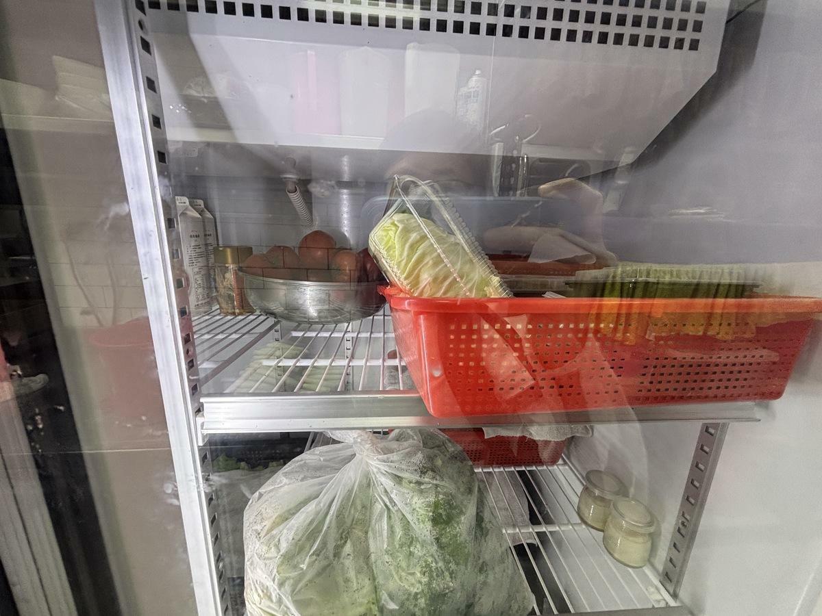 北市信義區連鎖麻辣火鍋店爆出有民眾吃冰淇淋吃到碎玻璃，北市衛生局今前往稽查，發現有冰箱部分食材未覆蓋等缺失。 圖：台北市衛生局 / 提供