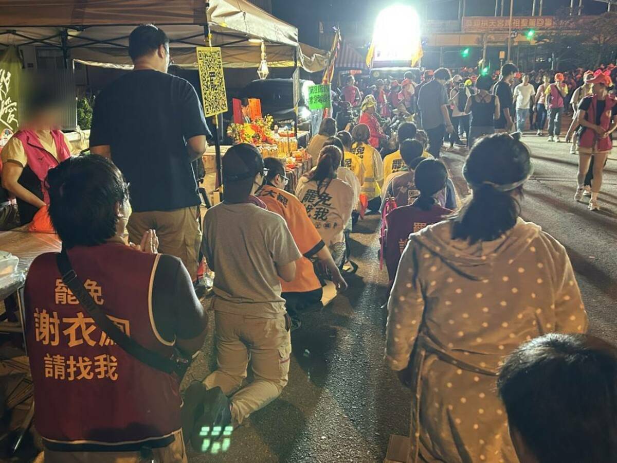 「罷免缺衣不可 罷免謝衣鳳」參加白沙屯媽祖活動，祈求讓台灣成為公義和平安彼此相親、誠實從地而生、公義從天而現的地方。 圖：取自「罷免缺衣不可 罷免謝衣鳳」臉書（資料照）