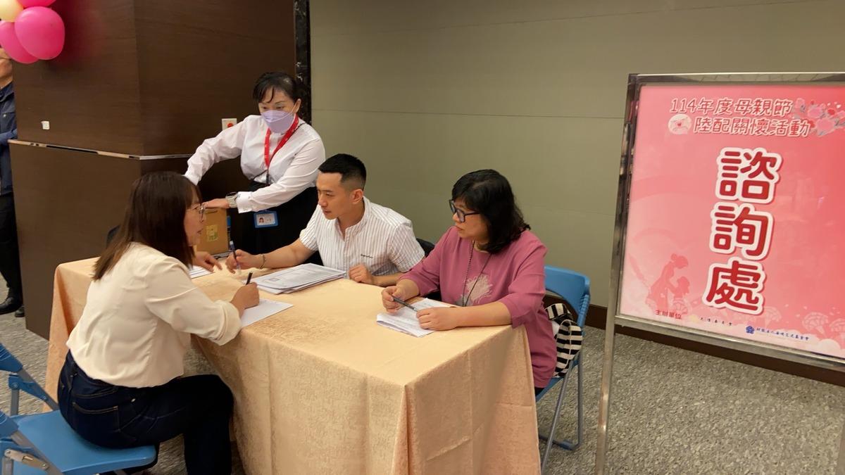 對於繳交喪失陸籍證明有困難或疑義的陸配，陸委會、內政部與海基會也在現場設置諮詢服務專區，即時提供諮詢服務並現場受理申請案件。 圖：陸委會提供