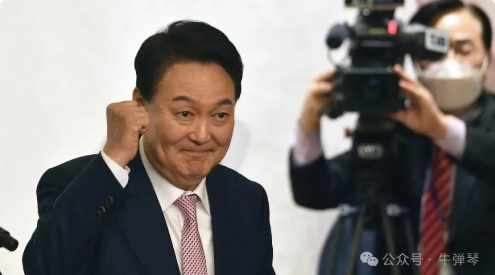 有中國專家指出，在尹錫悅發起戒嚴後不到半年的時間內，南韓先後換了 4 次代理總統，並發展出「史無前例」的「三重代理總統體制」。 圖：翻攝自 騰訊網 牛彈琴