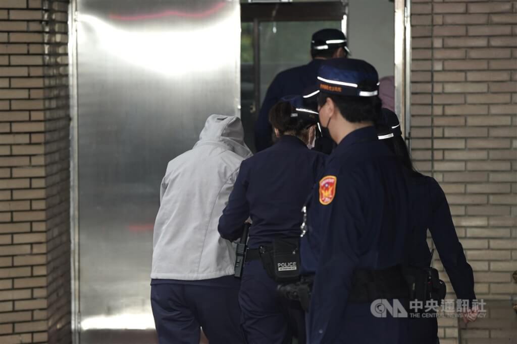 劉姓保母姊妹涉虐死男童「剴剴」案，圖為4月23日妹妹劉若琳（灰色外套）在法警戒護下抵達北院寶慶院區。（中央社檔案照片）