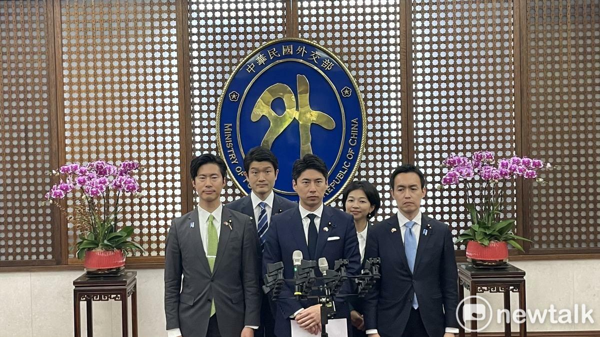 中曾根康隆（前排左二）表示，日本與台灣都是島國，海上通道非常重要，應該要加強合作。 圖：高逸帆 / 攝（資料照）