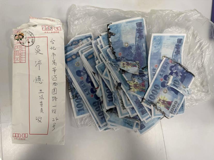民進黨立委吳沛憶服務處收到一疊焚燒過冥紙恐嚇。 圖：吳沛憶立委辦公室 / 提供