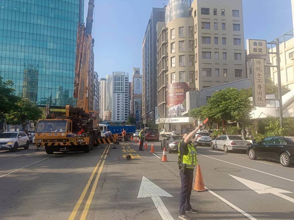 台中市西區英才路與公益路口附近路面2日下午突然塌陷出現天坑，警方獲報動員到場實施交通管制，並通知市府相關單位進行修復。（民眾提供）中央社記者郝雪卿傳真  114年5月2日
