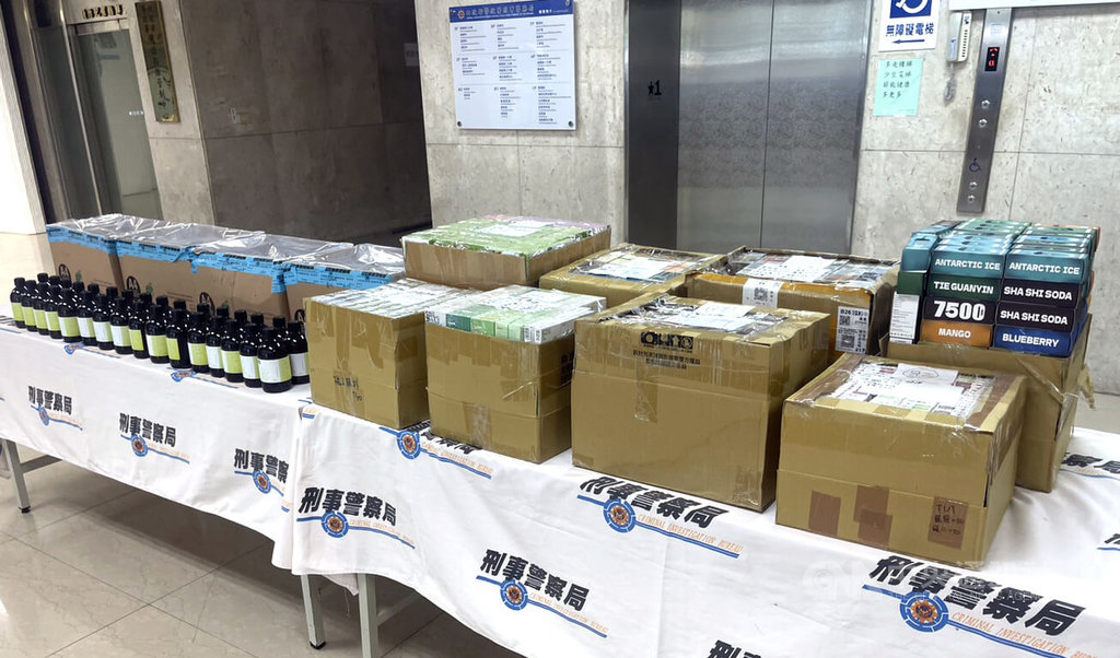 刑事局2日召開記者會，宣布破獲以張姓男子為首的毒品集團，搜出大批摻有毒品的電子煙彈及煙油，並發現張男曾從中國寄送毒品「喵喵」先驅原料來台。警詢後把張男等9人送辦。中央社記者劉建邦攝 114年5月2日