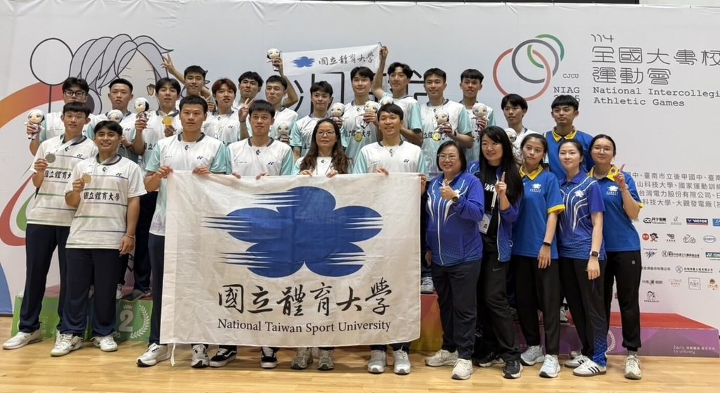 114年全大運2日圓滿落幕，羽球賽事最後一天進行公開男子組團體決賽，由退役奧運男雙金牌好手李洋（前右6）帶領的國體大男團成功摘金。（國體大提供）中央社記者黎建忠傳真  114年5月2日
