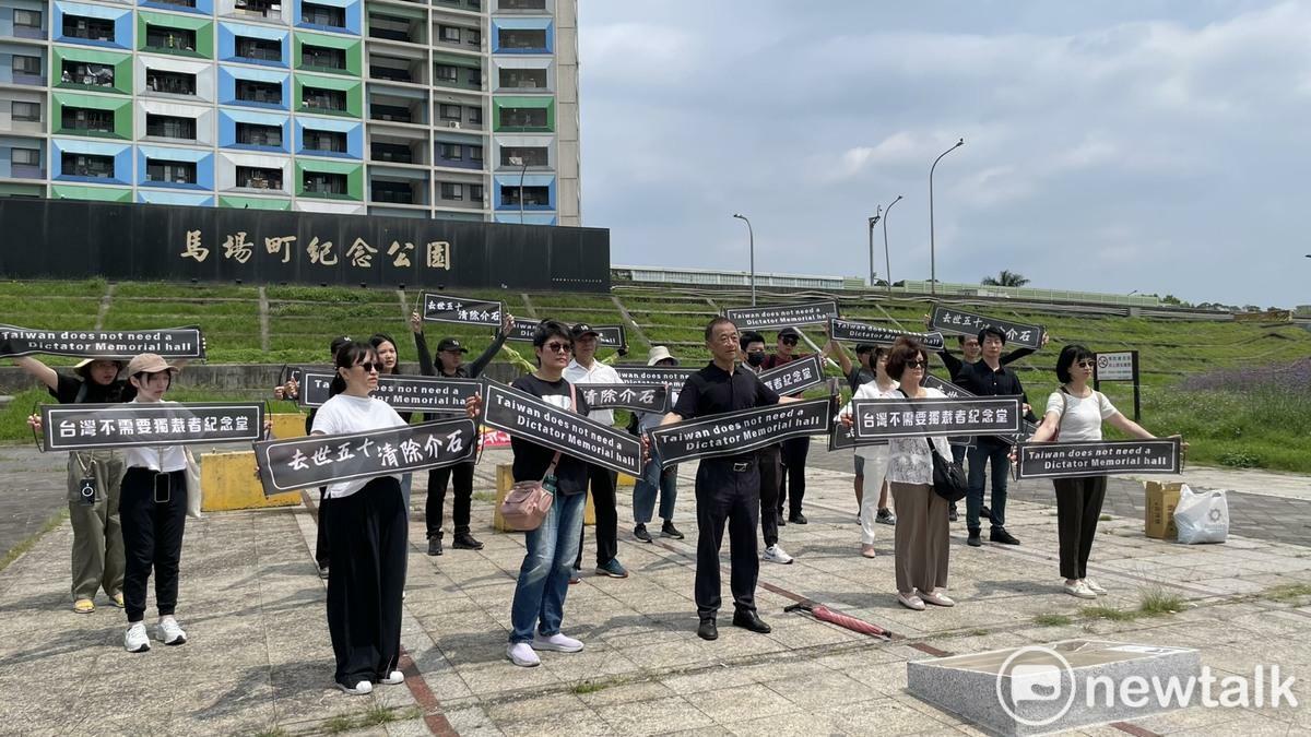 政治受難者與民代一起高喊「去世五十，清除介石」 圖：記者高逸帆攝影