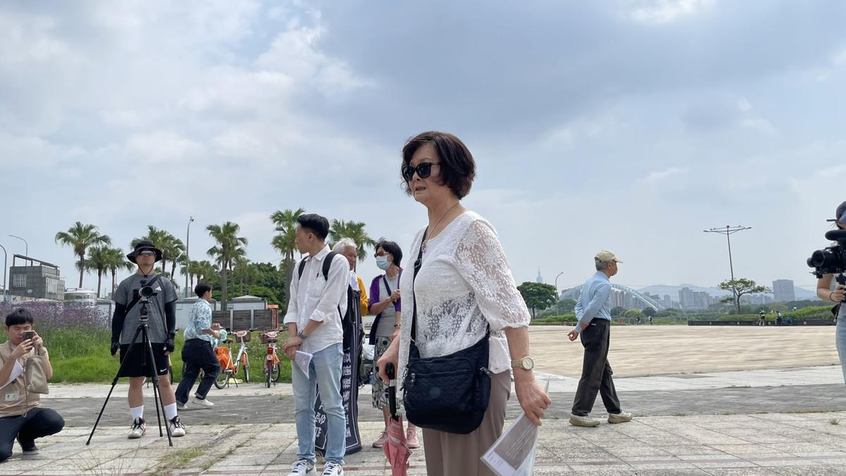 政治受難者家屬藍芸若哽咽地說，希望台灣人團結 圖：記者高逸帆攝影