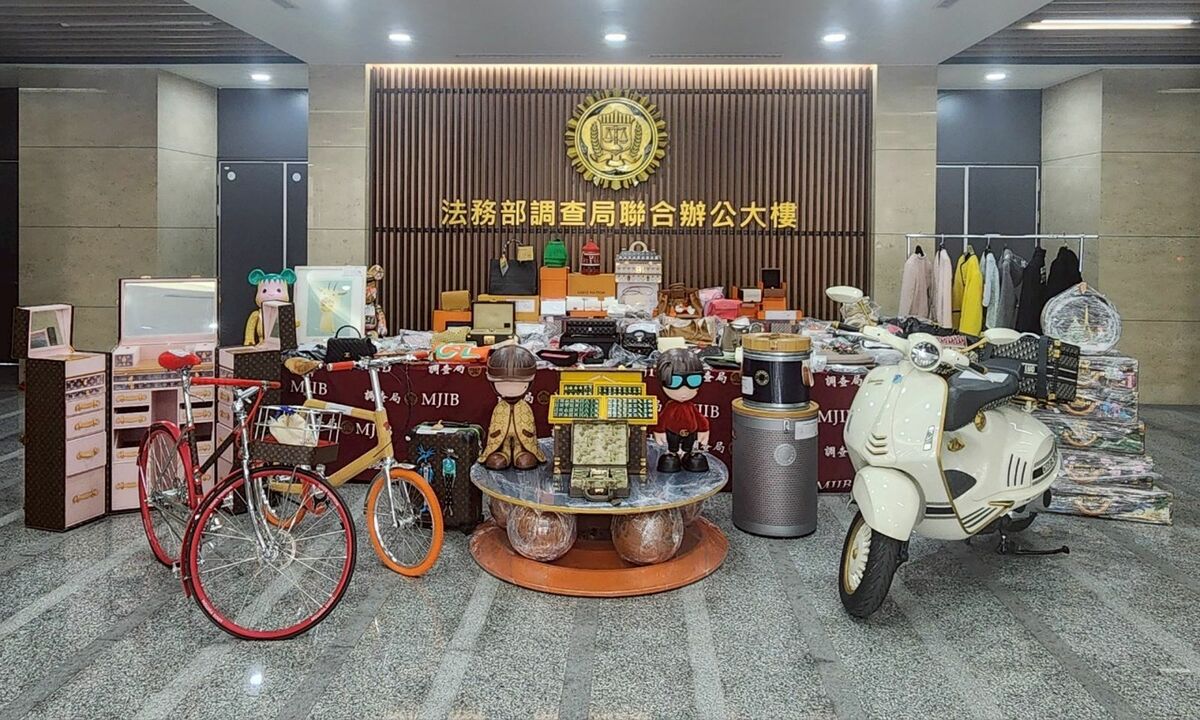 檢調偵辦台雅前董座遭詐案，已查扣近億元的愛馬仕、LV等名牌包、衣服、首飾、傢俱、腳踏車、名畫等高級精品，另查扣藍寶堅尼、Lexus LM等進口豪華轎車。 圖 : 調查局/提供