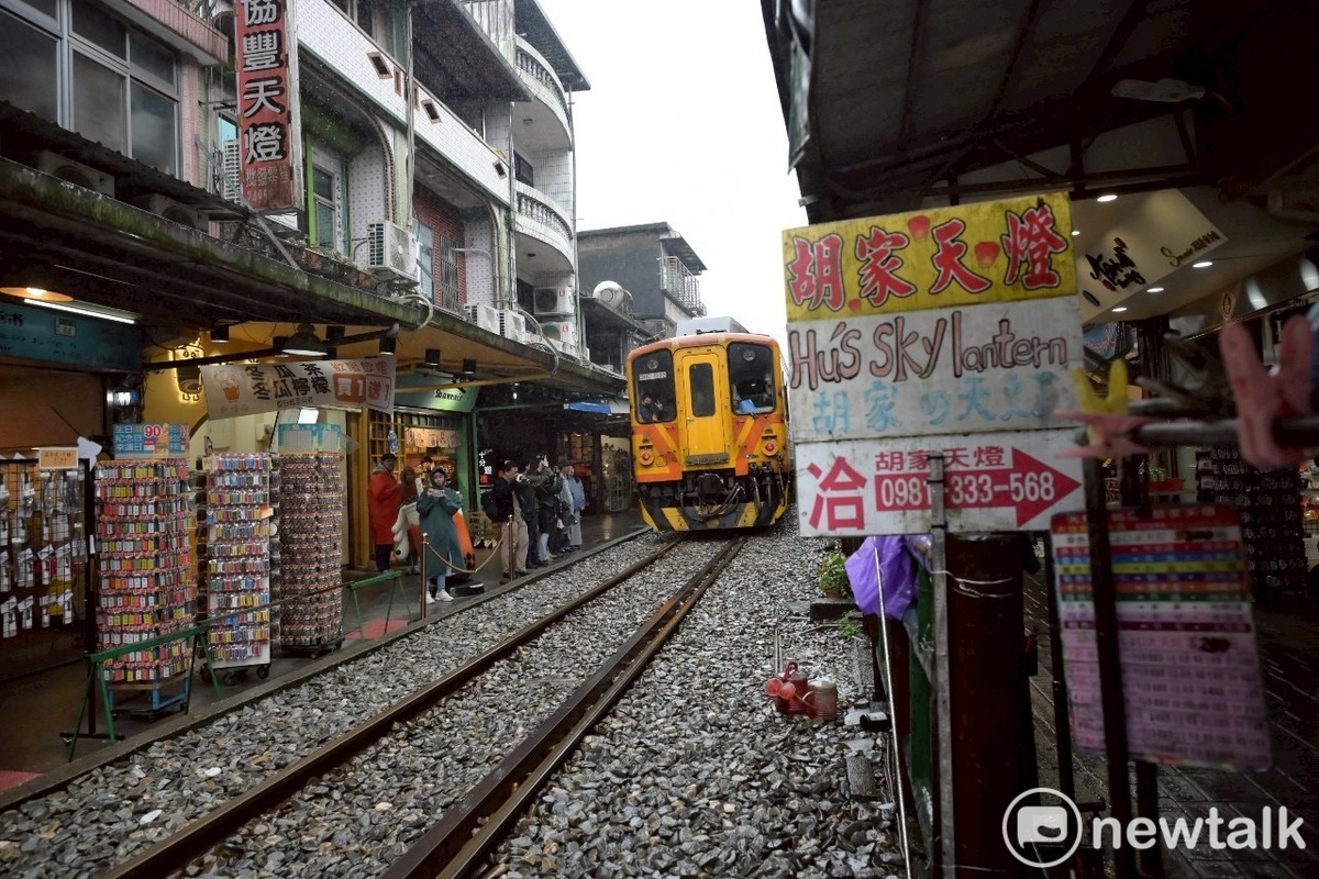 十分老街受到火災影響，台鐵平溪線北上、南下列車均延誤。（十分示意圖） 圖：林岑韋／攝