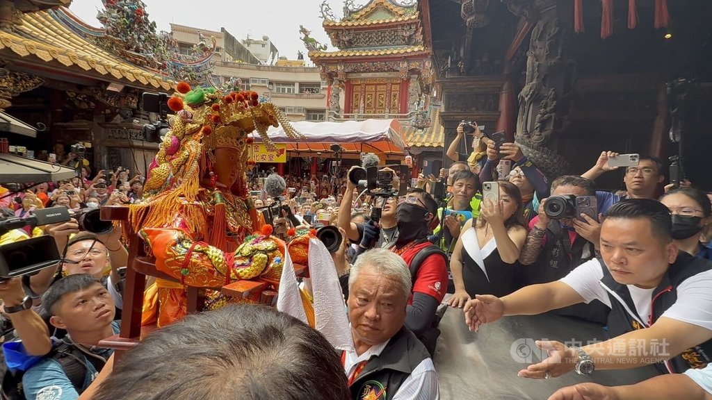 苗栗縣通霄鎮白沙屯媽祖3日中午抵達雲林縣北港朝天宮，在數十萬人夾道下，民眾高喊「進喔！進喔！」媽祖鑾轎駐駕。中央社記者姜宜菁攝  114年5月3日