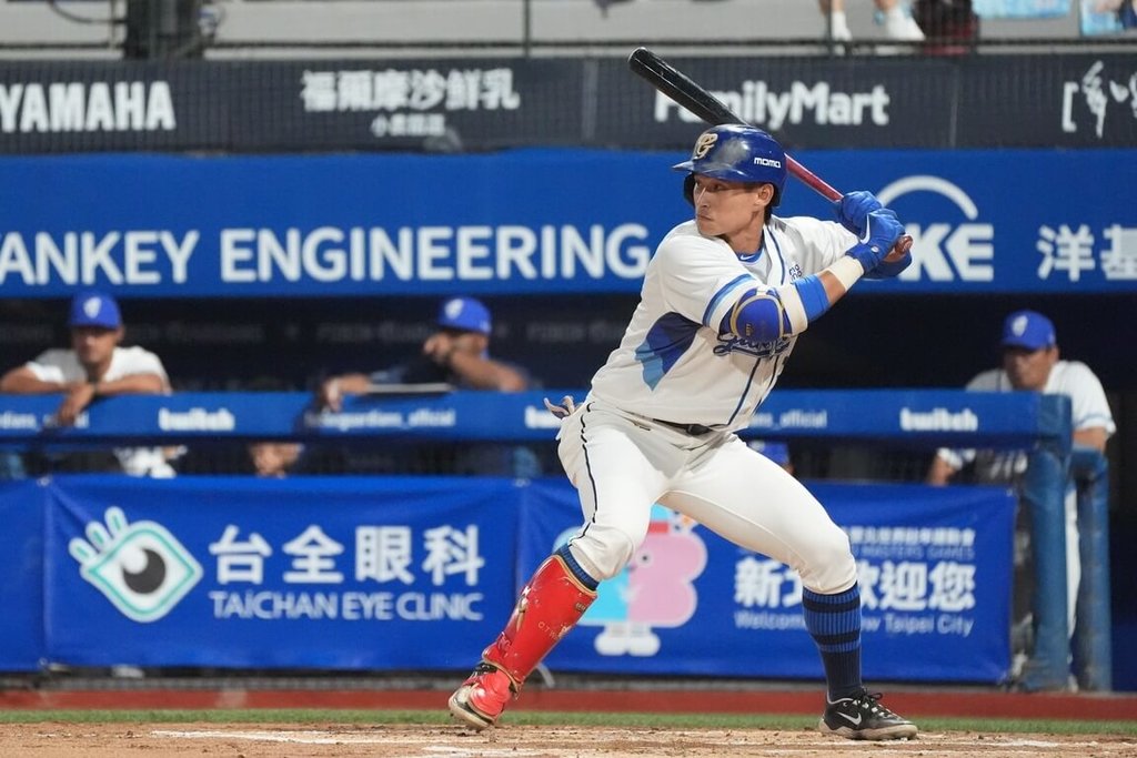 中華職棒富邦悍將隊野手王正棠（圖）受傷勢影響，直到2日本季才首度上到一軍，先發出賽順利敲2安，賽後也有留下來特守練習。圖為王正棠出賽畫面。（富邦悍將提供）中央社記者謝靜雯傳真  114年5月3日