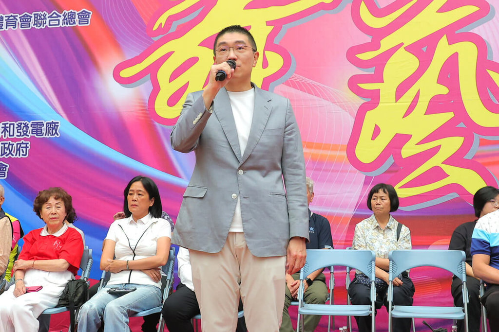 前基隆市府民政處長張淵翔，涉非法利用戶政系統查個資助罷免，並以微信軟體與其他被告聯繫。市長謝國樑（前）3日出席活動受訪表示，市府近日將討論個資與通訊軟體等防範宣導。（基隆市政府提供）中央社記者沈如峰基隆傳真 114年5月3日