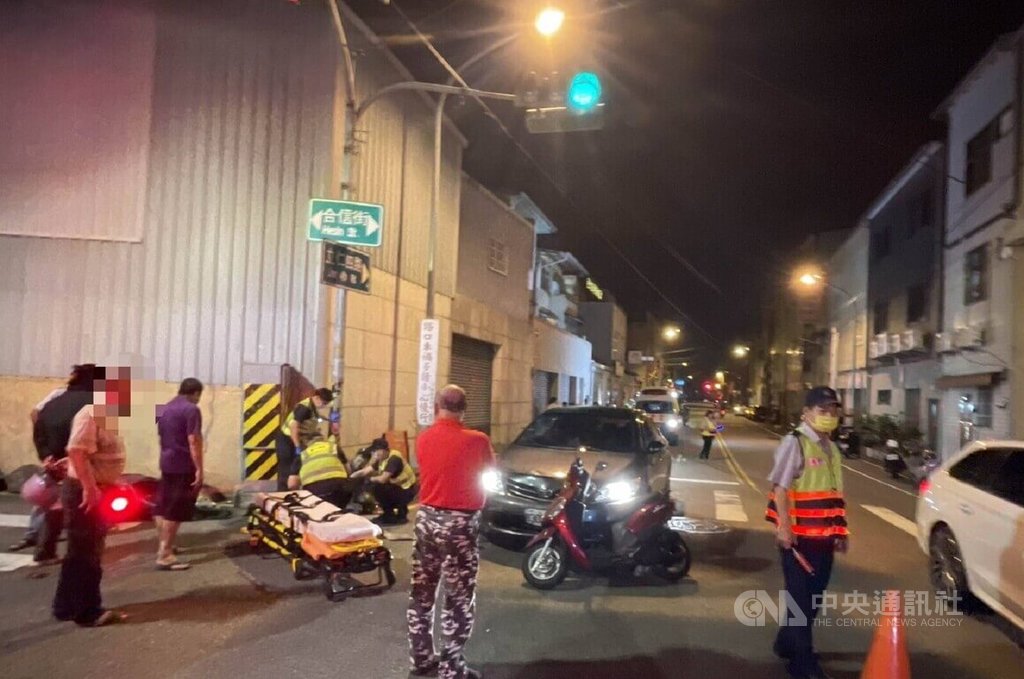 楊姓男子2日晚間開車行經台中市大里區一處路口時，先撞上一輛汽車再追撞停等紅燈的5輛汽機車，事故共造成4傷送醫，楊男向警方供稱是為撿手機才導致意外。（翻攝照片）中央社記者蘇木春傳真  114年5月3日